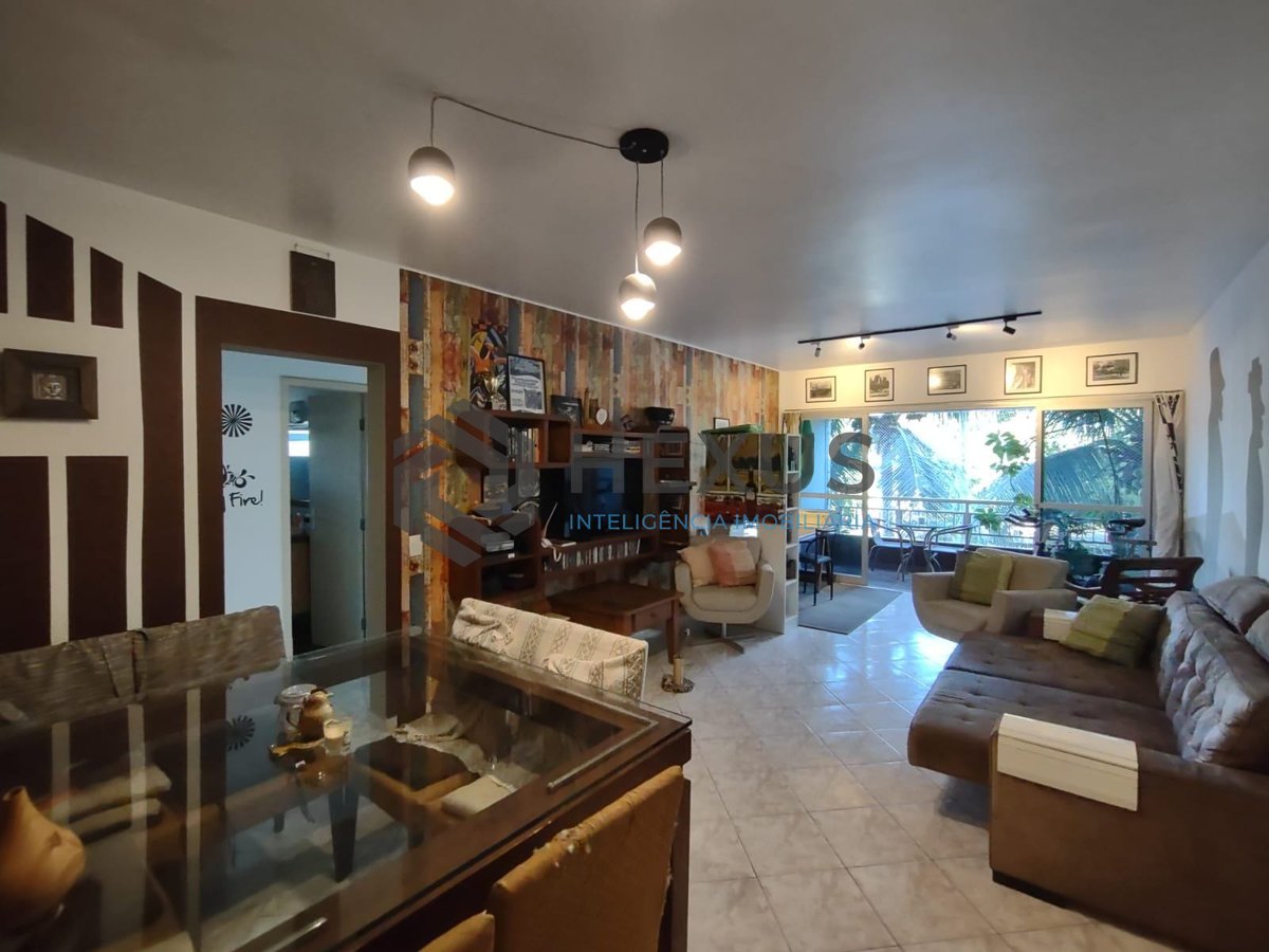 Foto 6 de Apartamento reformado com varanda na Praia da Enseada, Guaruja
