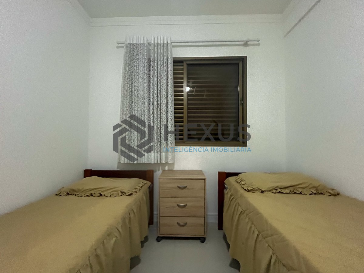 Foto 11 de Apartamento reformado com varanda na Praia do Tombo, Guaruja