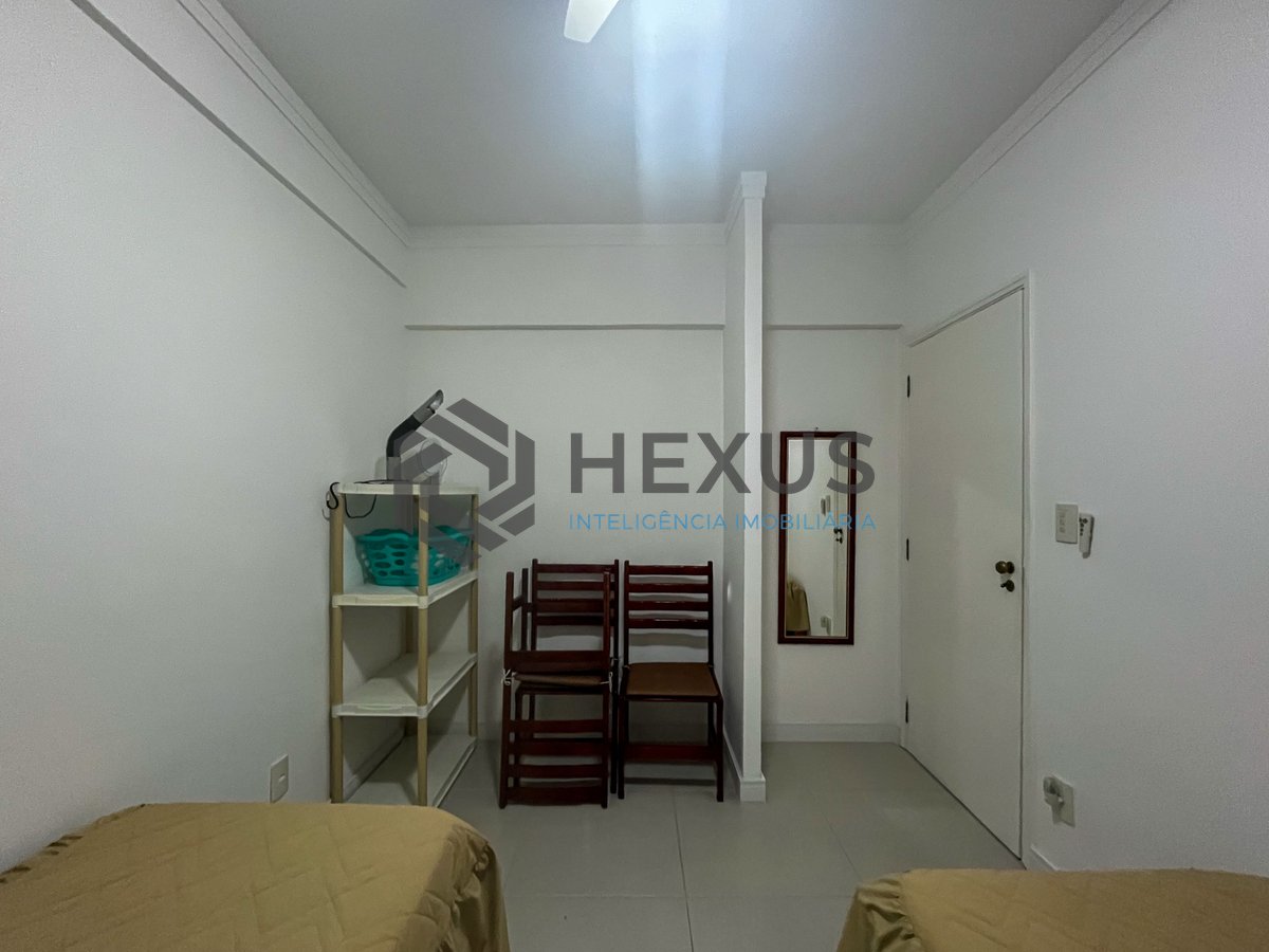 Foto 12 de Apartamento reformado com varanda na Praia do Tombo, Guaruja