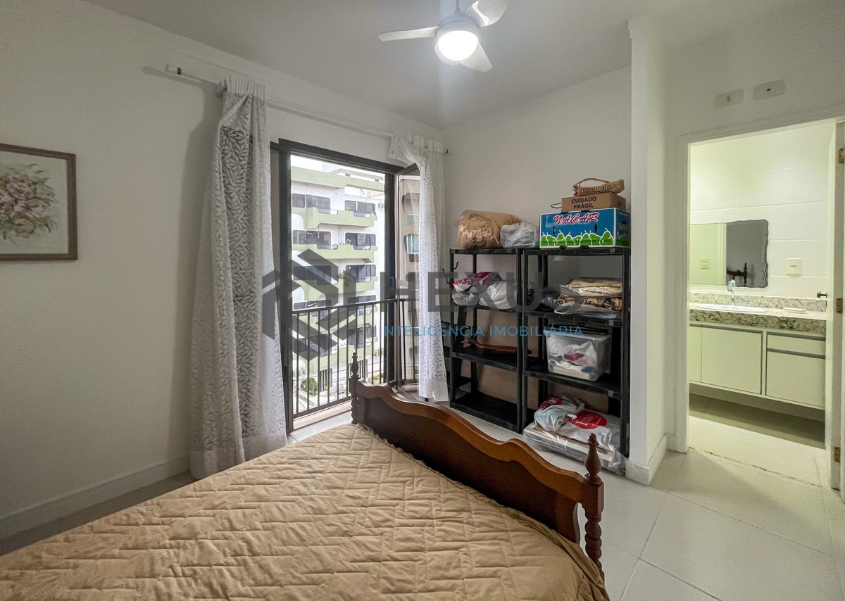 Foto 17 de Apartamento reformado com varanda na Praia do Tombo, Guaruja