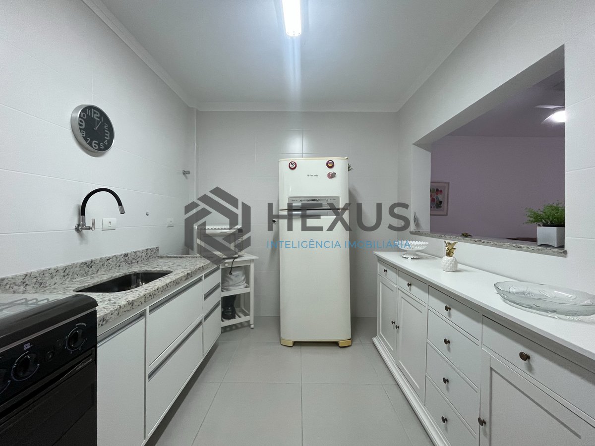 Foto 20 de Apartamento reformado com varanda na Praia do Tombo, Guaruja
