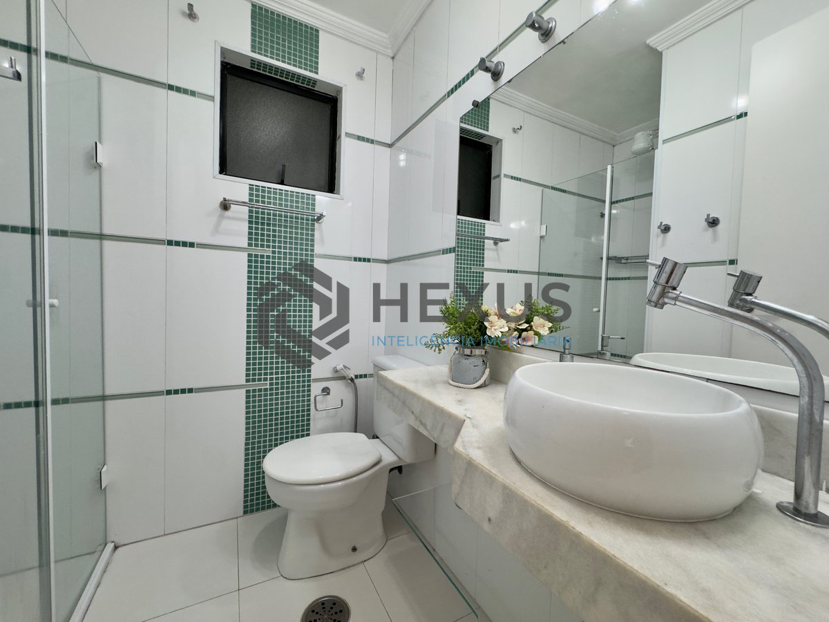 Foto 18 de Apartamento com varanda e lazer na Praia das Pitangueiras, Guaruja