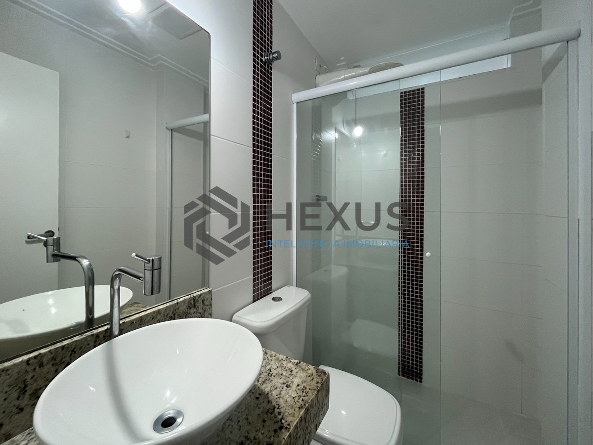 Foto 18 de Apartamento reformado com varanda na beira mar da Praia das Pitangueiras, Guaruja