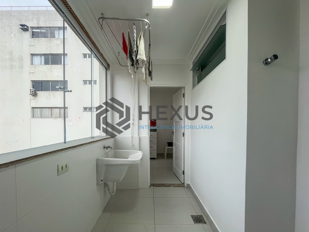 Foto 23 de Apartamento reformado com varanda na beira mar da Praia das Pitangueiras, Guaruja