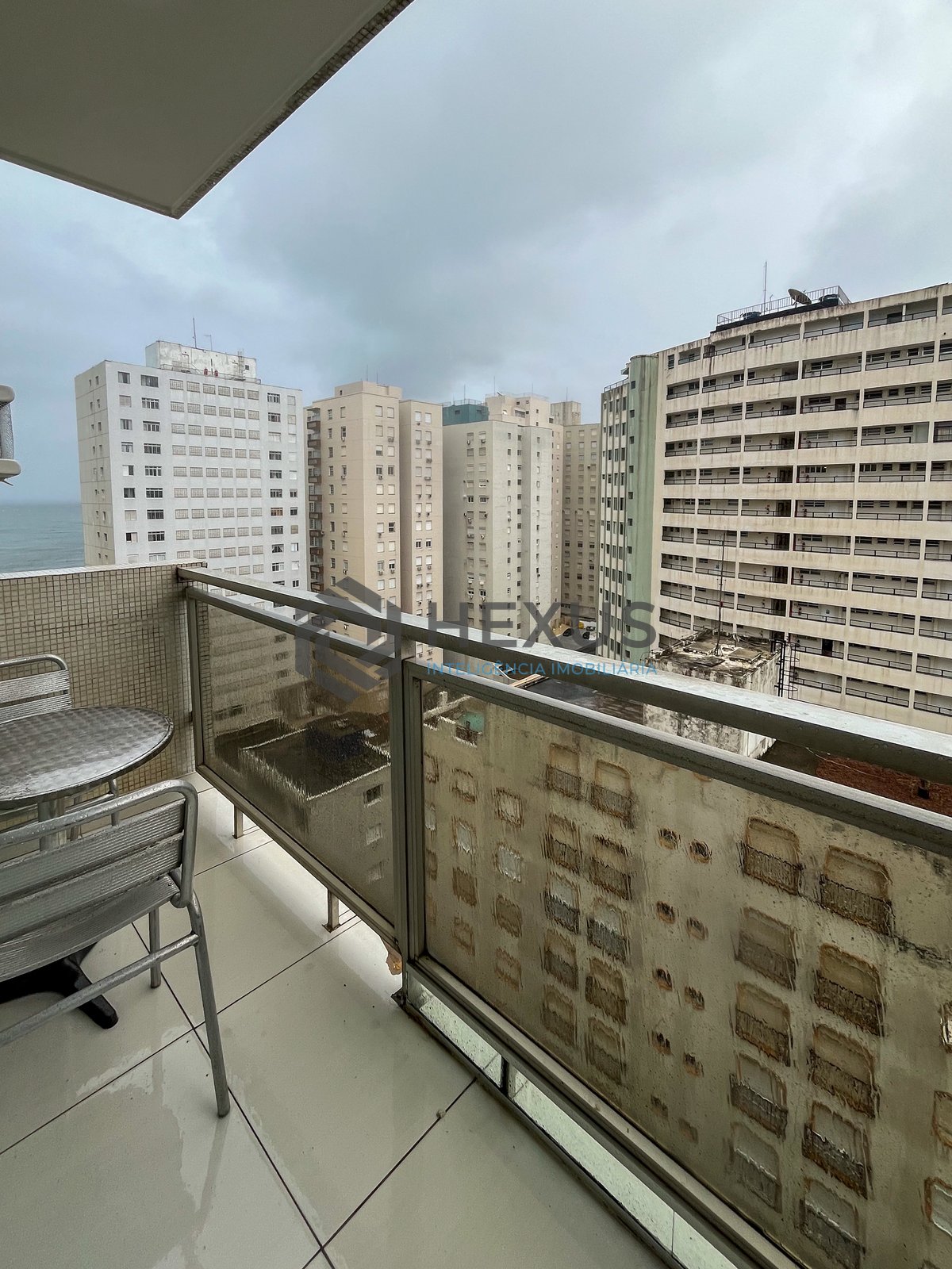 Foto 4 de Apartamento reformado com varanda na beira mar da Praia das Pitangueiras, Guaruja