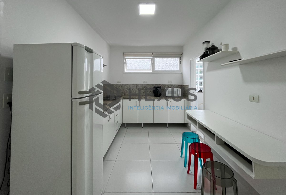 Foto 8 de Apartamento reformado com varanda na beira mar da Praia das Pitangueiras, Guaruja