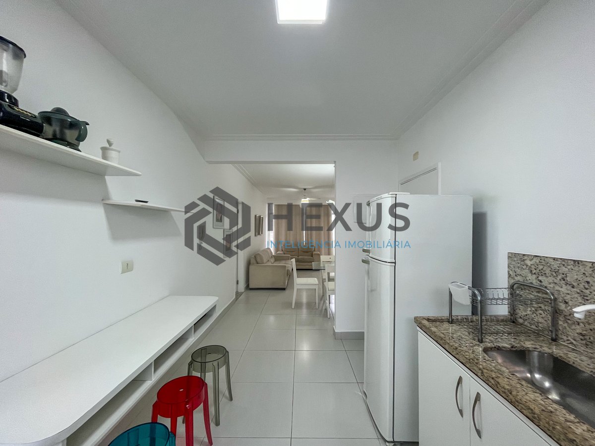 Foto 10 de Apartamento reformado com varanda na beira mar da Praia das Pitangueiras, Guaruja