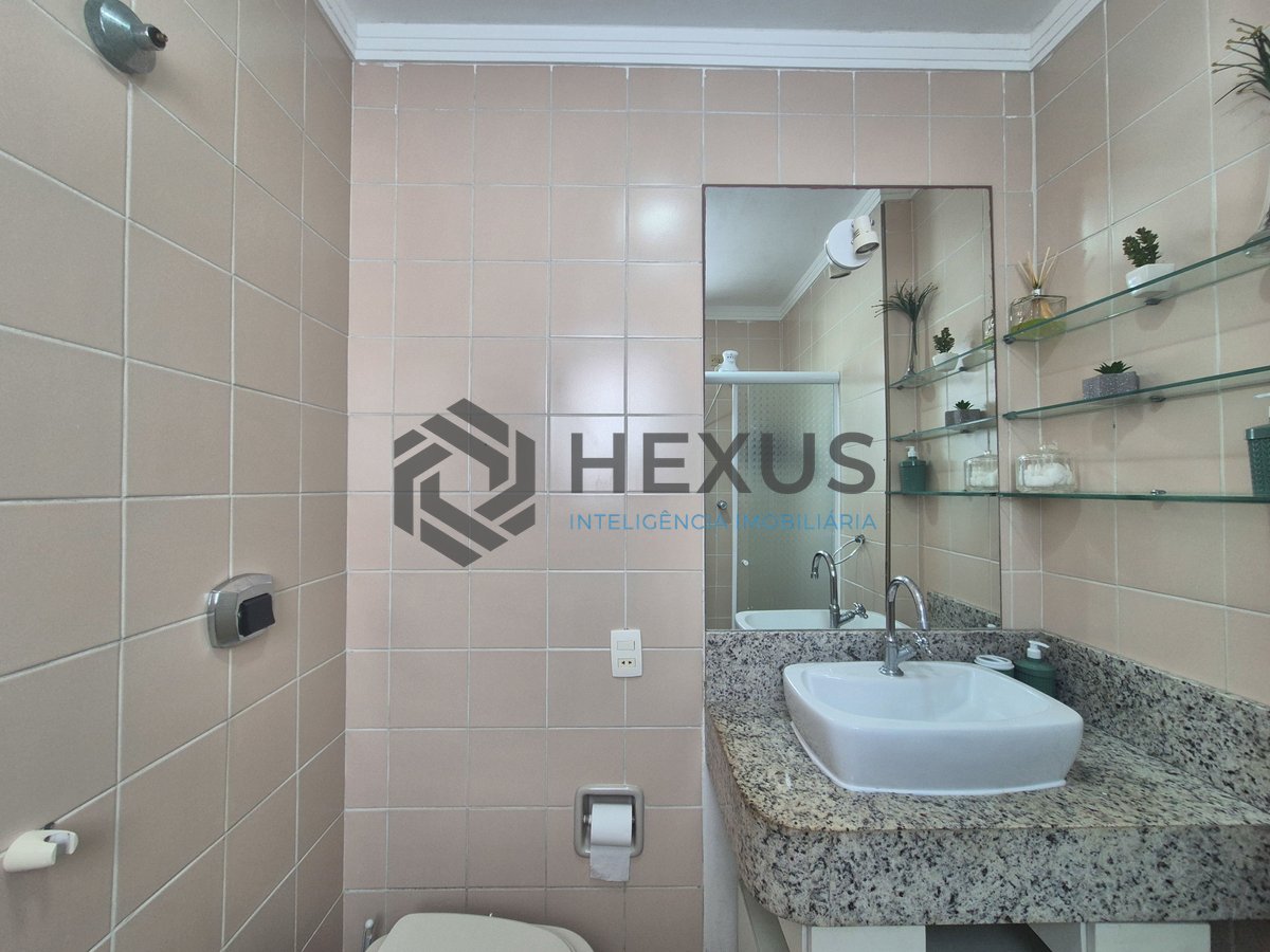 Foto 17 de Apartamento com varanda e vista mar na beira mar da Praia das Pitangueiras, Guaruja