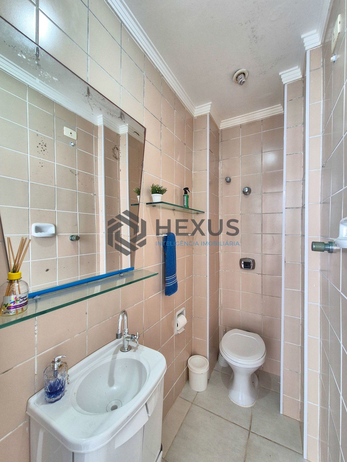 Foto 30 de Apartamento com varanda e vista mar na beira mar da Praia das Pitangueiras, Guaruja