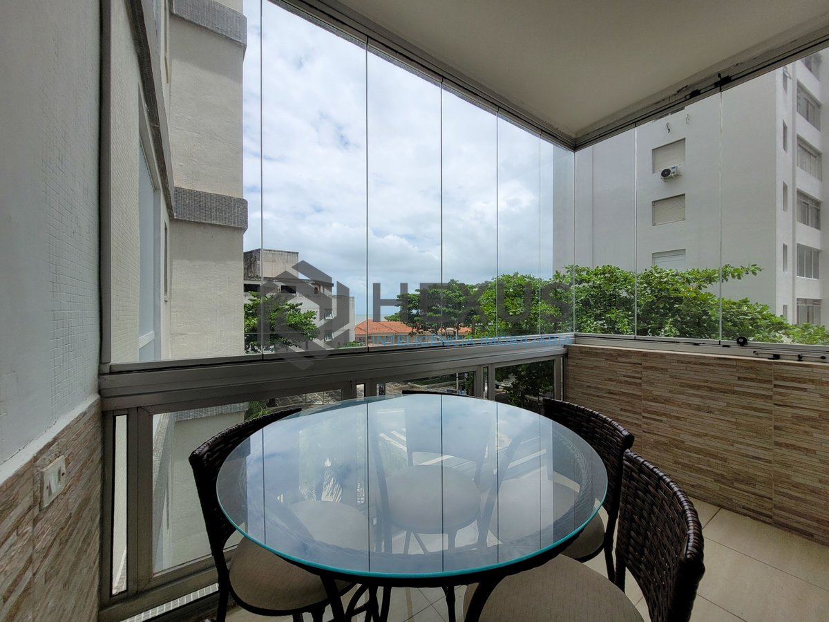 Foto 4 de Apartamento com varanda e vista mar na beira mar da Praia das Pitangueiras, Guaruja