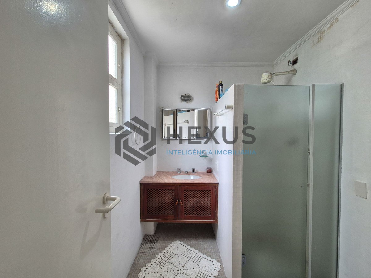 Foto 17 de Apartamento beira mar com varanda na Praia das Pitangueiras, Guaruja