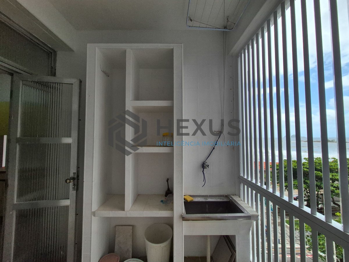 Foto 26 de Apartamento beira mar com varanda na Praia das Pitangueiras, Guaruja