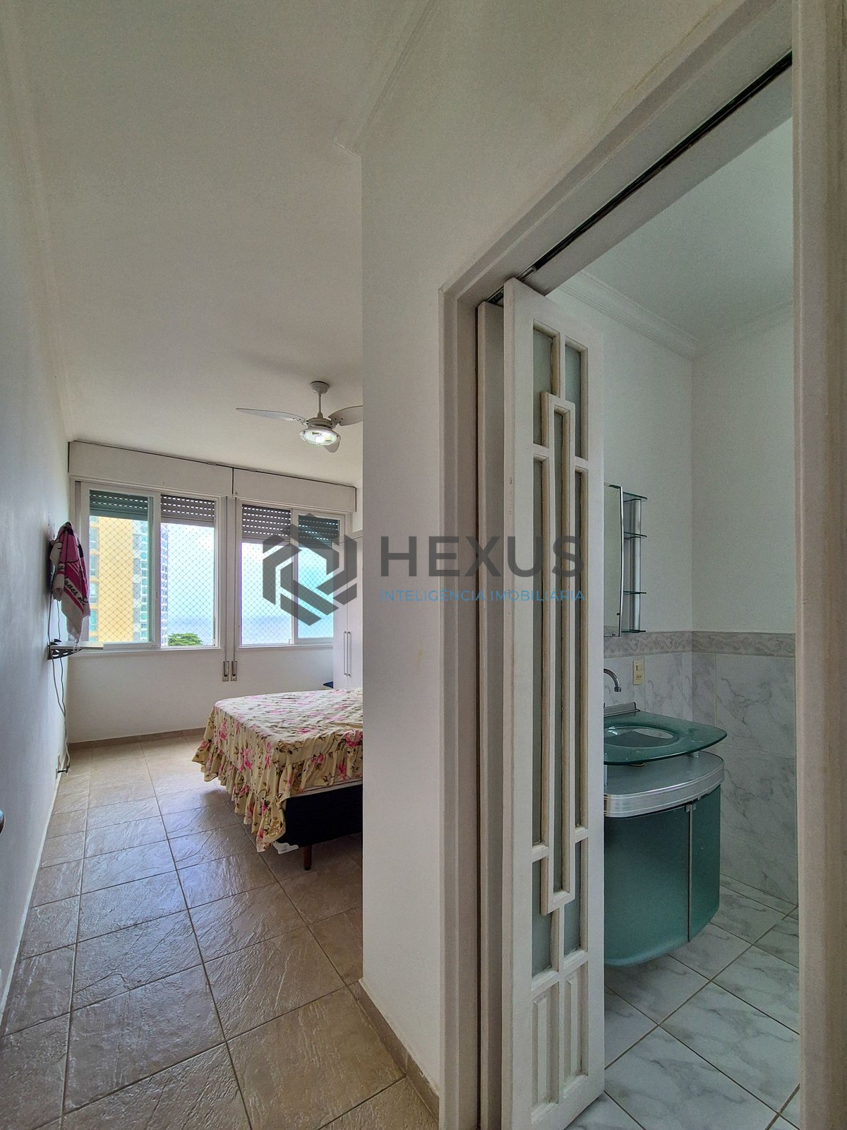 Foto 14 de Apartamento beira mar reformado com varanda na Praia das Pitangueiras, Guaruja