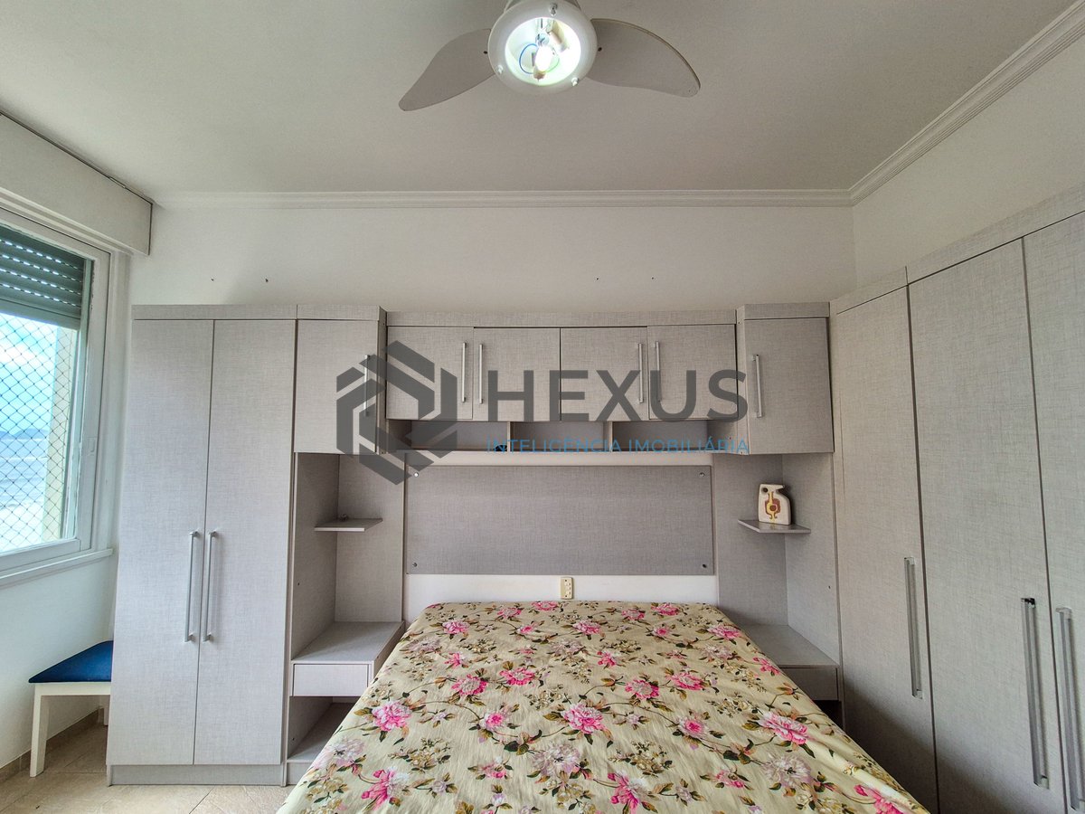 Foto 15 de Apartamento beira mar reformado com varanda na Praia das Pitangueiras, Guaruja