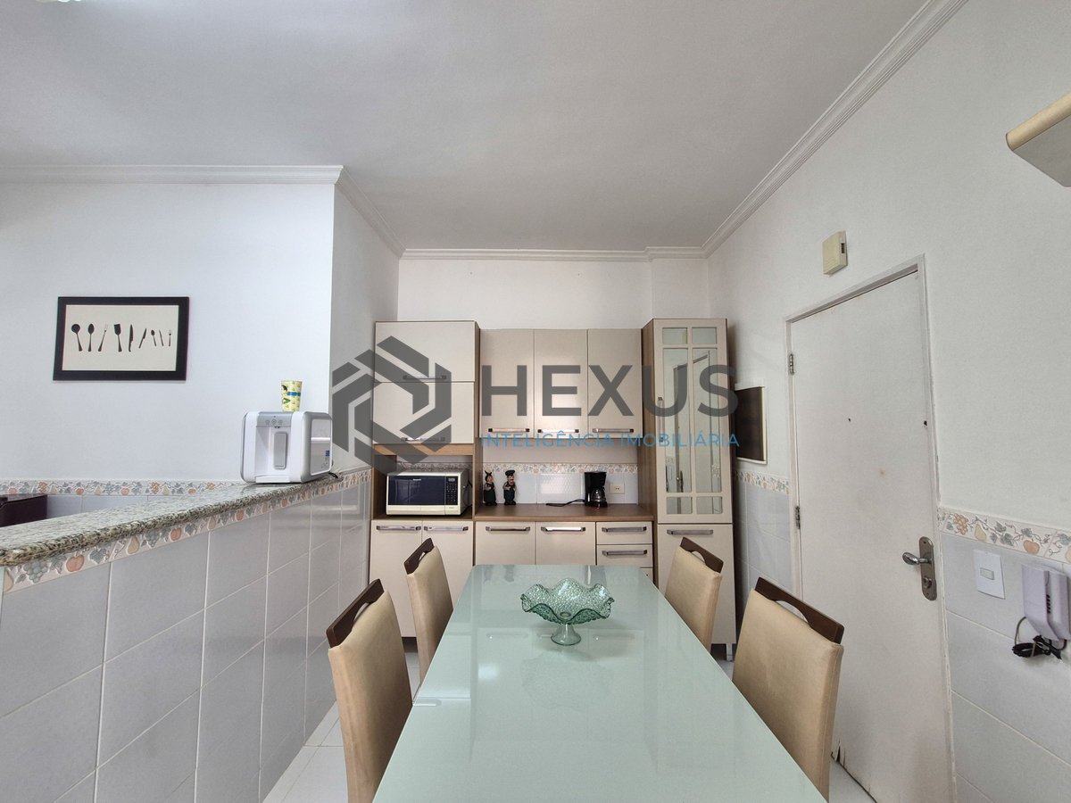 Foto 23 de Apartamento beira mar reformado com varanda na Praia das Pitangueiras, Guaruja