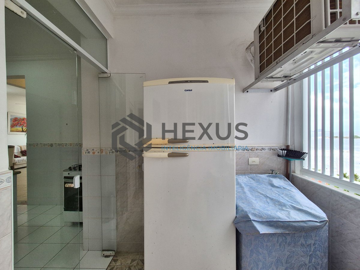 Foto 28 de Apartamento beira mar reformado com varanda na Praia das Pitangueiras, Guaruja