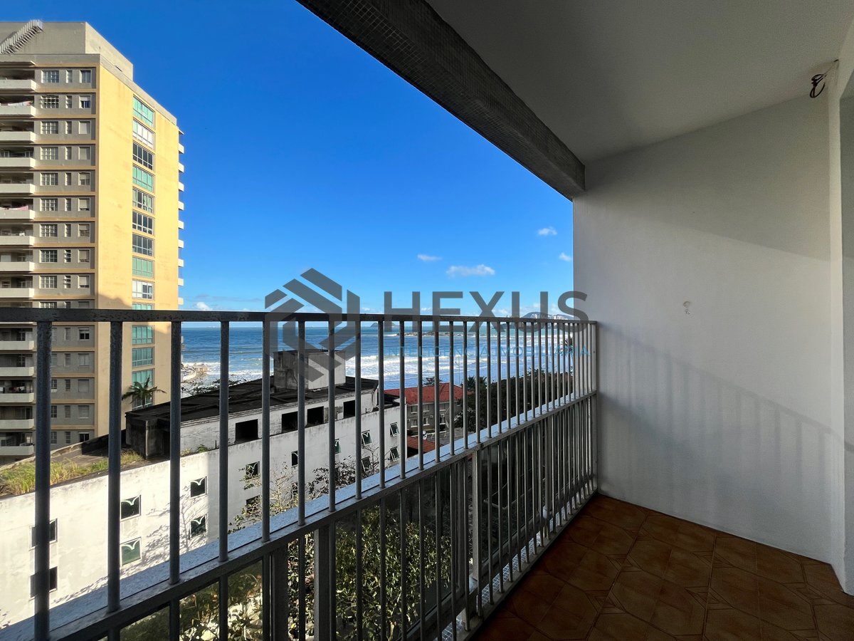 Foto 5 de Apartamento frente mar com varanda na Praia das Pitangueiras, Guaruja