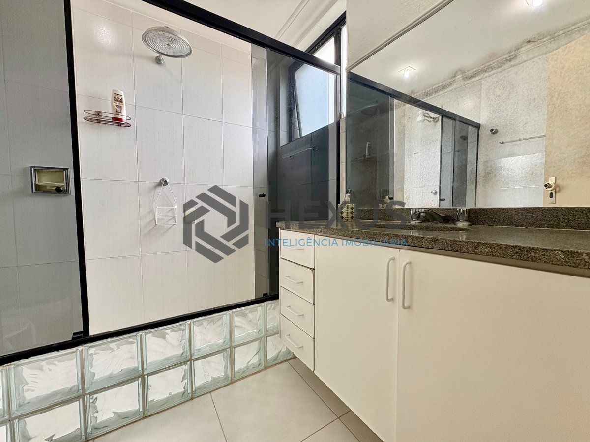 Foto 16 de Apartamento com varanda vista mar e lazer na Praia da Enseada, Guaruja