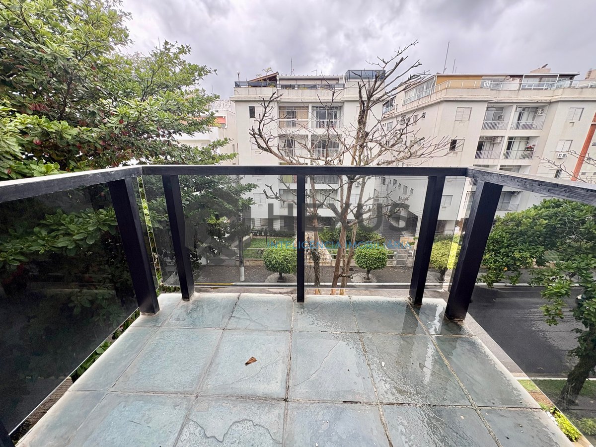 Foto 2 de Apartamento com varanda e lazer na Praia da Enseada, Guaruja