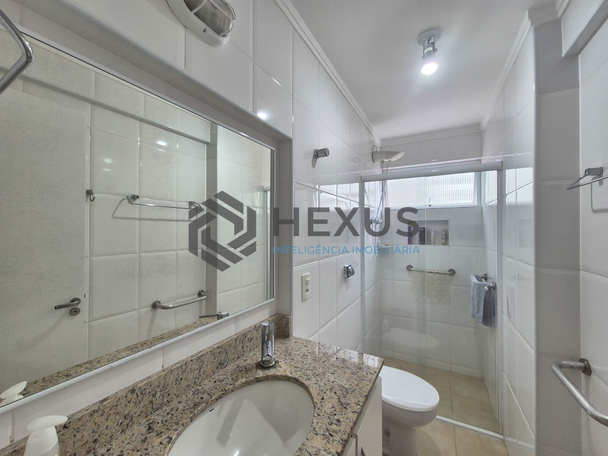 Foto 18 de Apartamento reformado com varanda e vista mar na quadra da praia das Pitangueiras, Guaruja