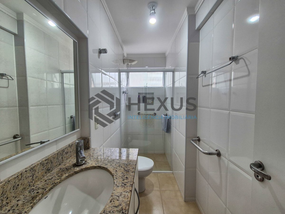 Foto 19 de Apartamento reformado com varanda e vista mar na quadra da praia das Pitangueiras, Guaruja