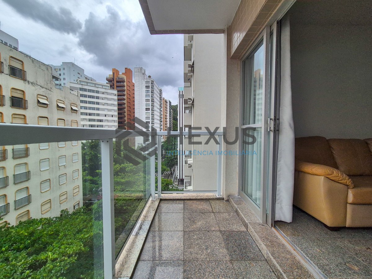 Foto 3 de Apartamento reformado com varanda e vista mar na quadra da praia das Pitangueiras, Guaruja