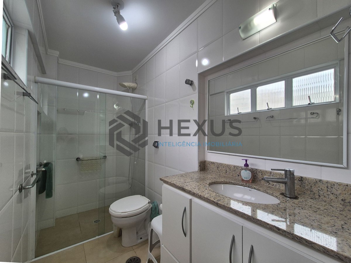 Foto 25 de Apartamento reformado com varanda e vista mar na quadra da praia das Pitangueiras, Guaruja