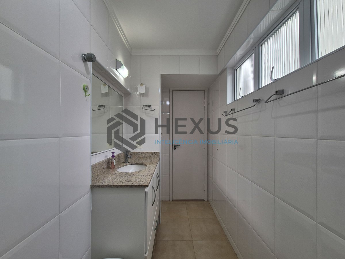 Foto 26 de Apartamento reformado com varanda e vista mar na quadra da praia das Pitangueiras, Guaruja