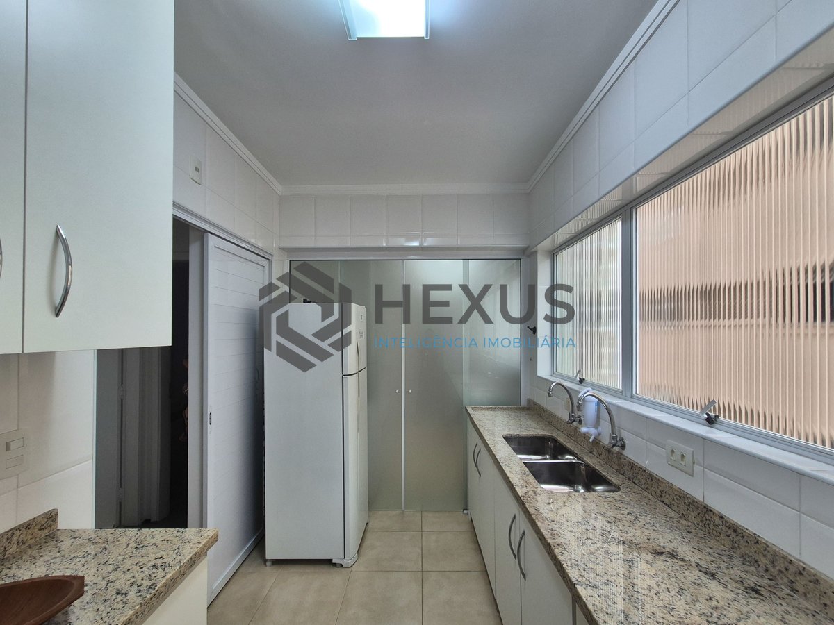 Foto 27 de Apartamento reformado com varanda e vista mar na quadra da praia das Pitangueiras, Guaruja