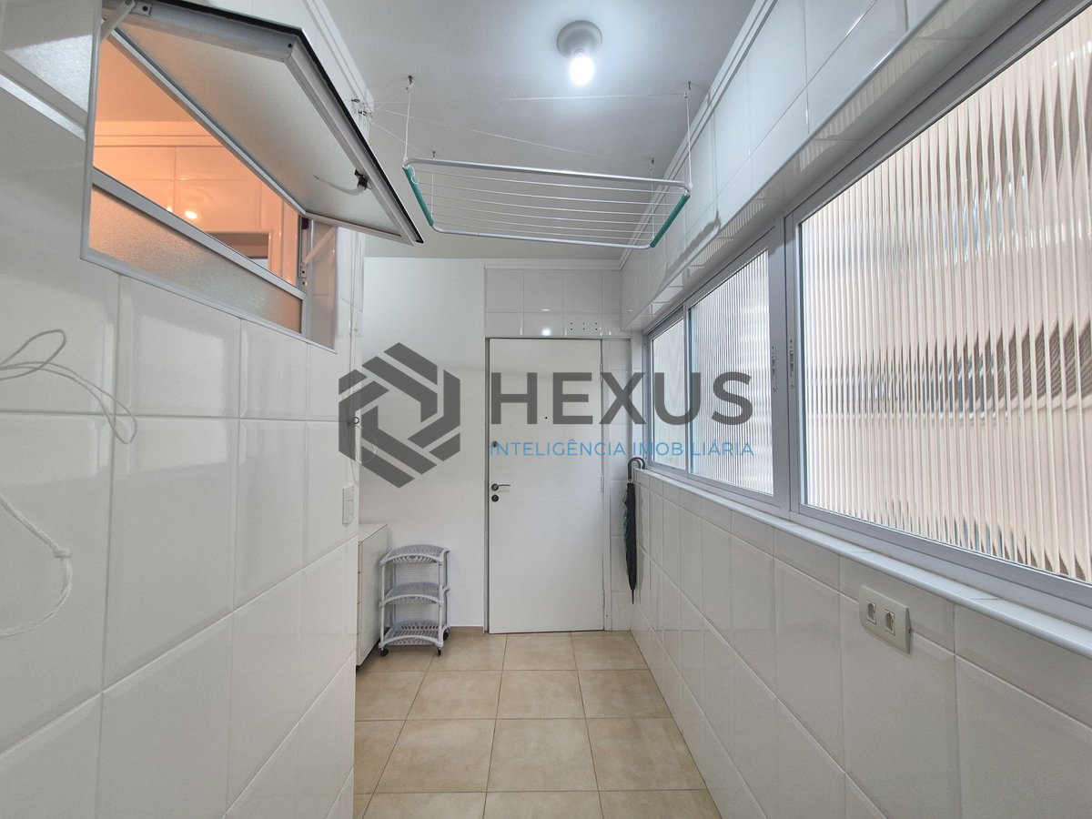 Foto 30 de Apartamento reformado com varanda e vista mar na quadra da praia das Pitangueiras, Guaruja
