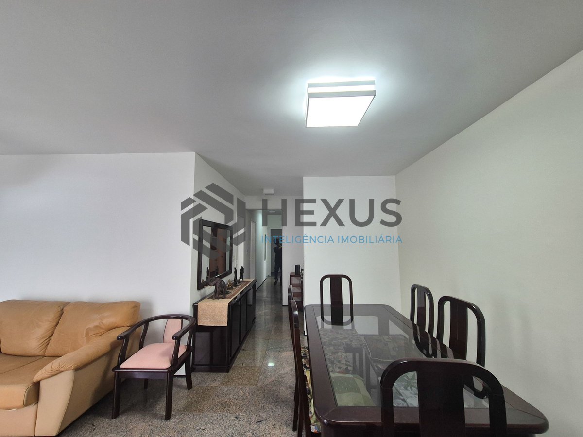 Foto 6 de Apartamento reformado com varanda e vista mar na quadra da praia das Pitangueiras, Guaruja