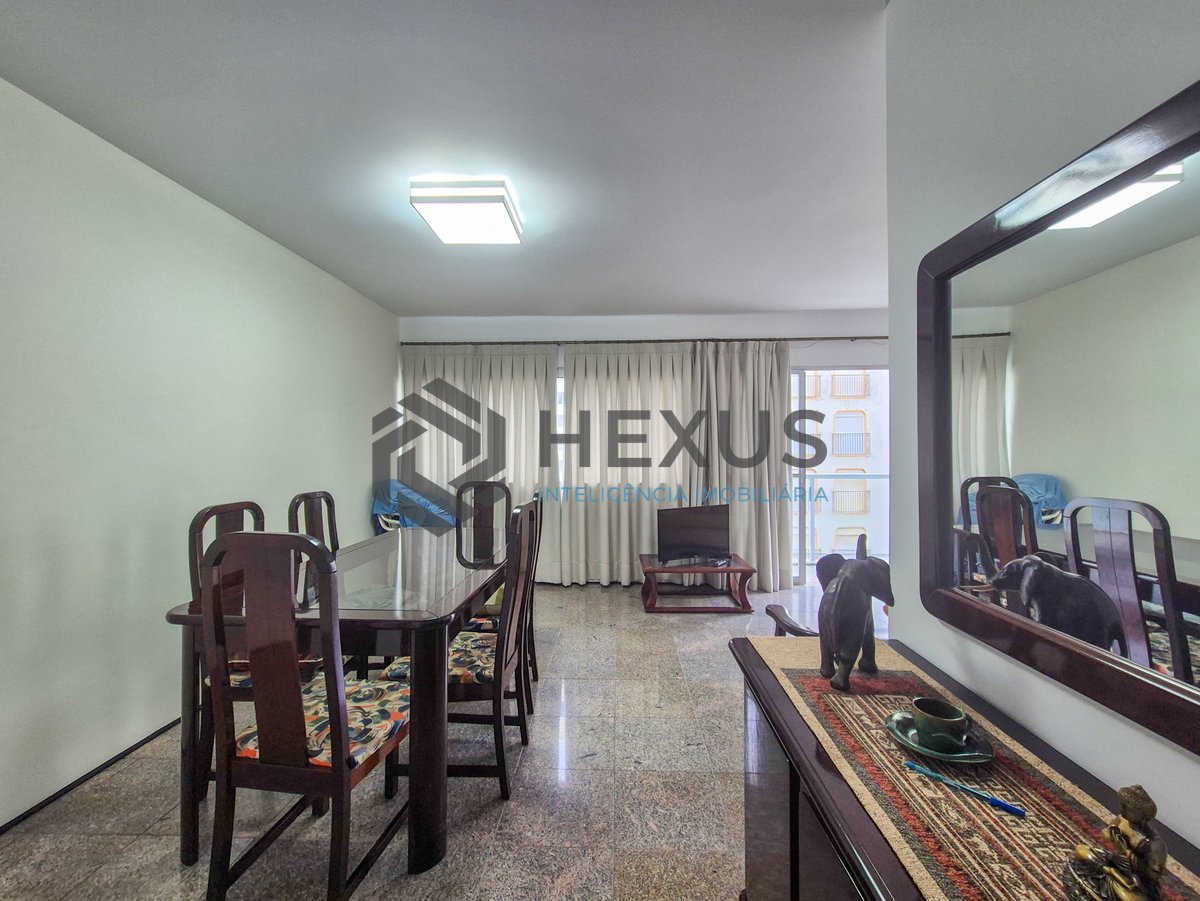 Foto 10 de Apartamento reformado com varanda e vista mar na quadra da praia das Pitangueiras, Guaruja