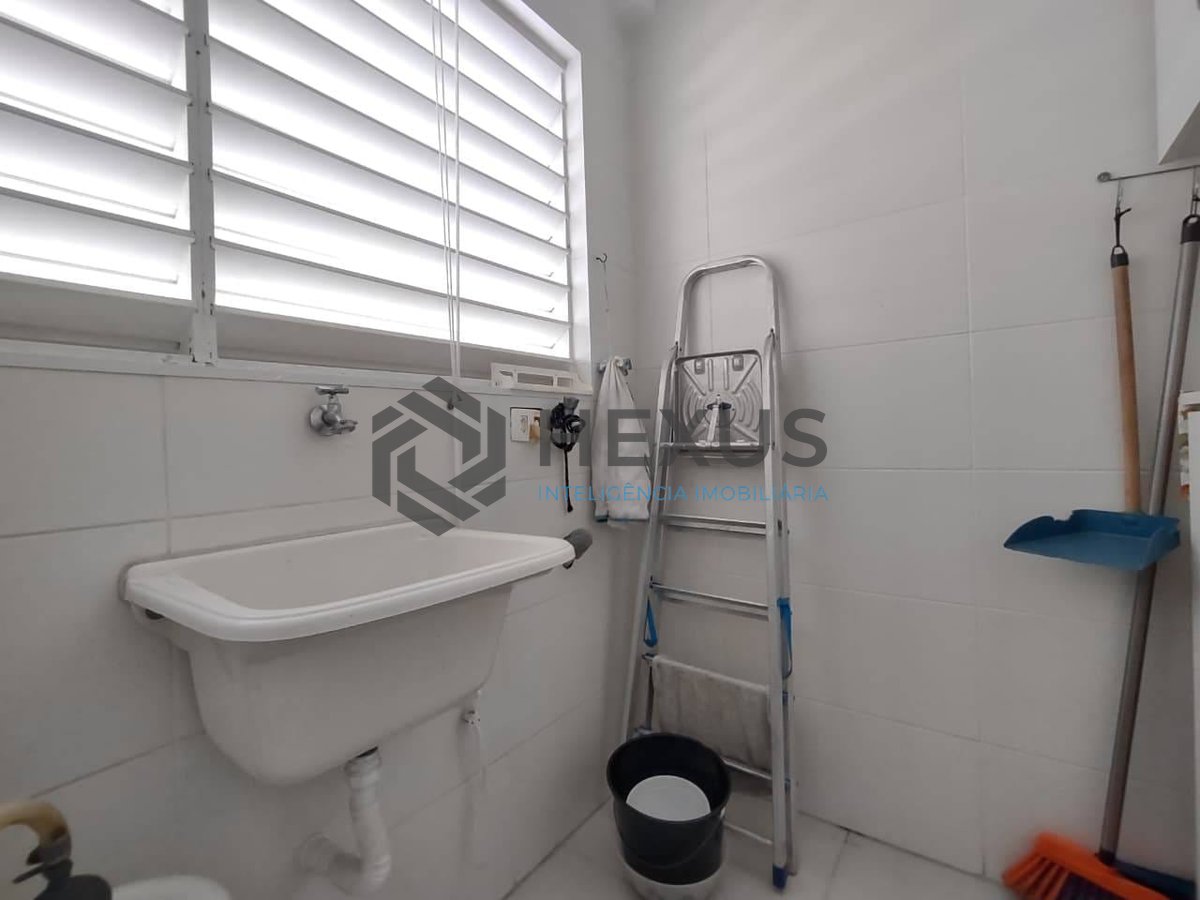 Foto 16 de Apartamento reformado com varanda e lazer na Praia da Enseada, Guaruja