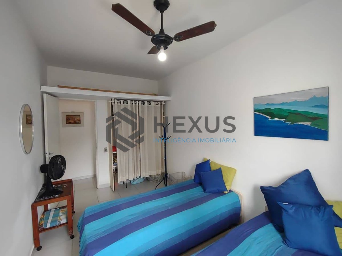 Foto 12 de Apartamento reformado com varanda e lazer na Praia da Enseada, Guaruja