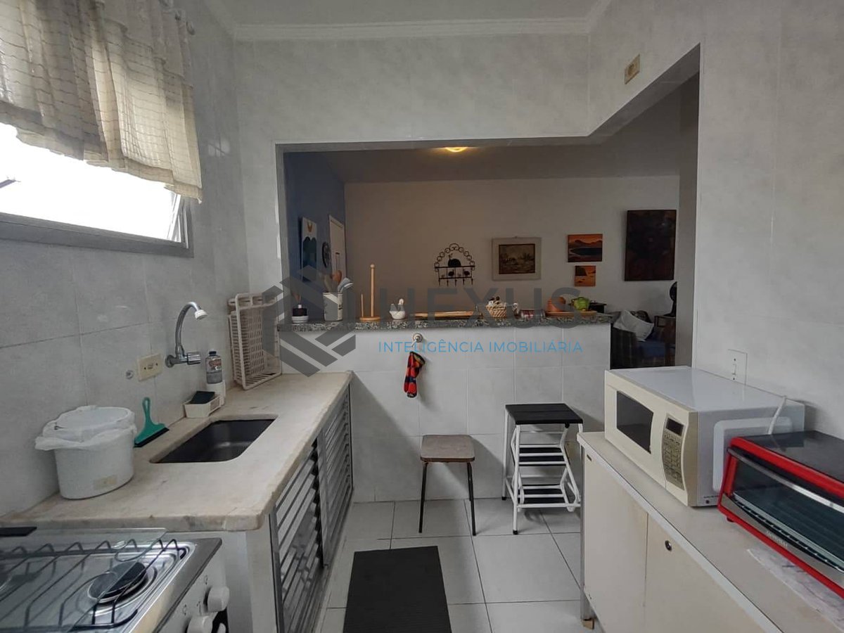 Foto 14 de Apartamento reformado com varanda e lazer na Praia da Enseada, Guaruja