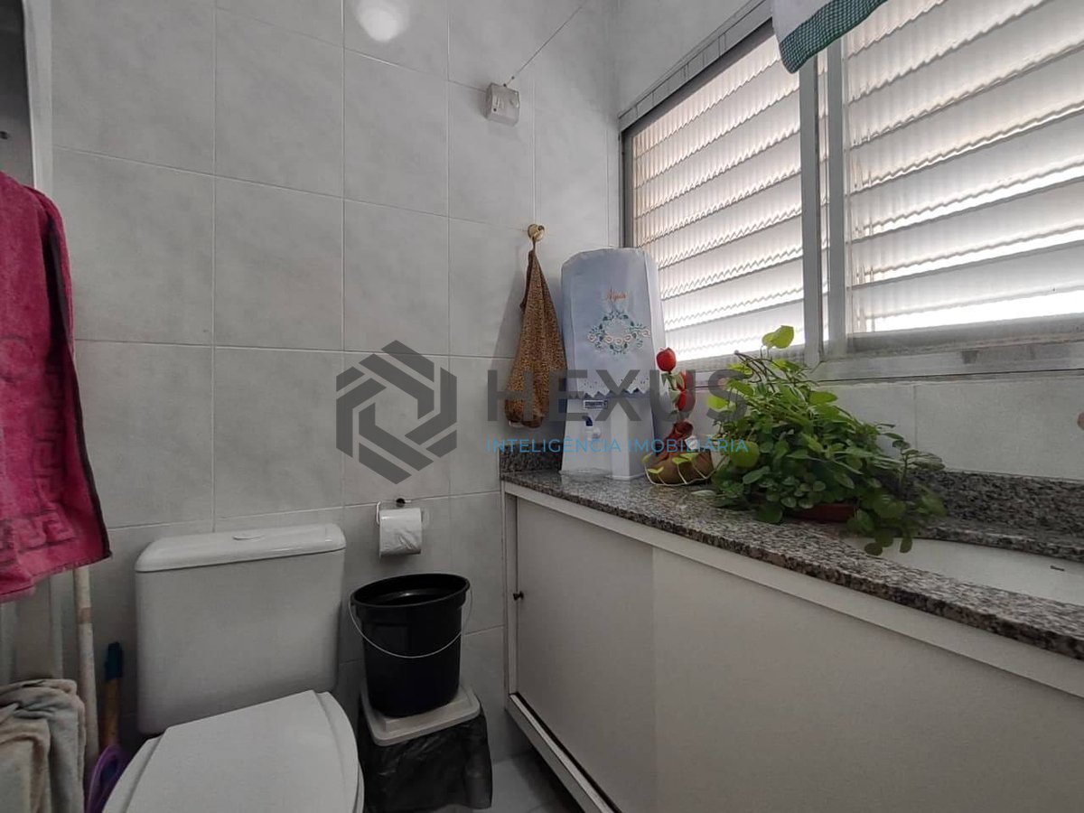 Foto 16 de Apartamento reformado com varanda e lazer na Praia da Enseada, Guaruja