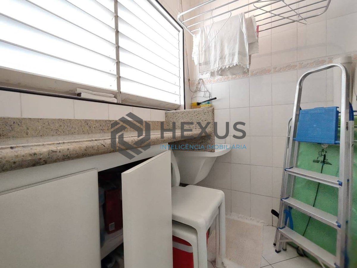 Foto 13 de Apartamento reformado com varanda e lazer na Praia da Enseada, Guaruja