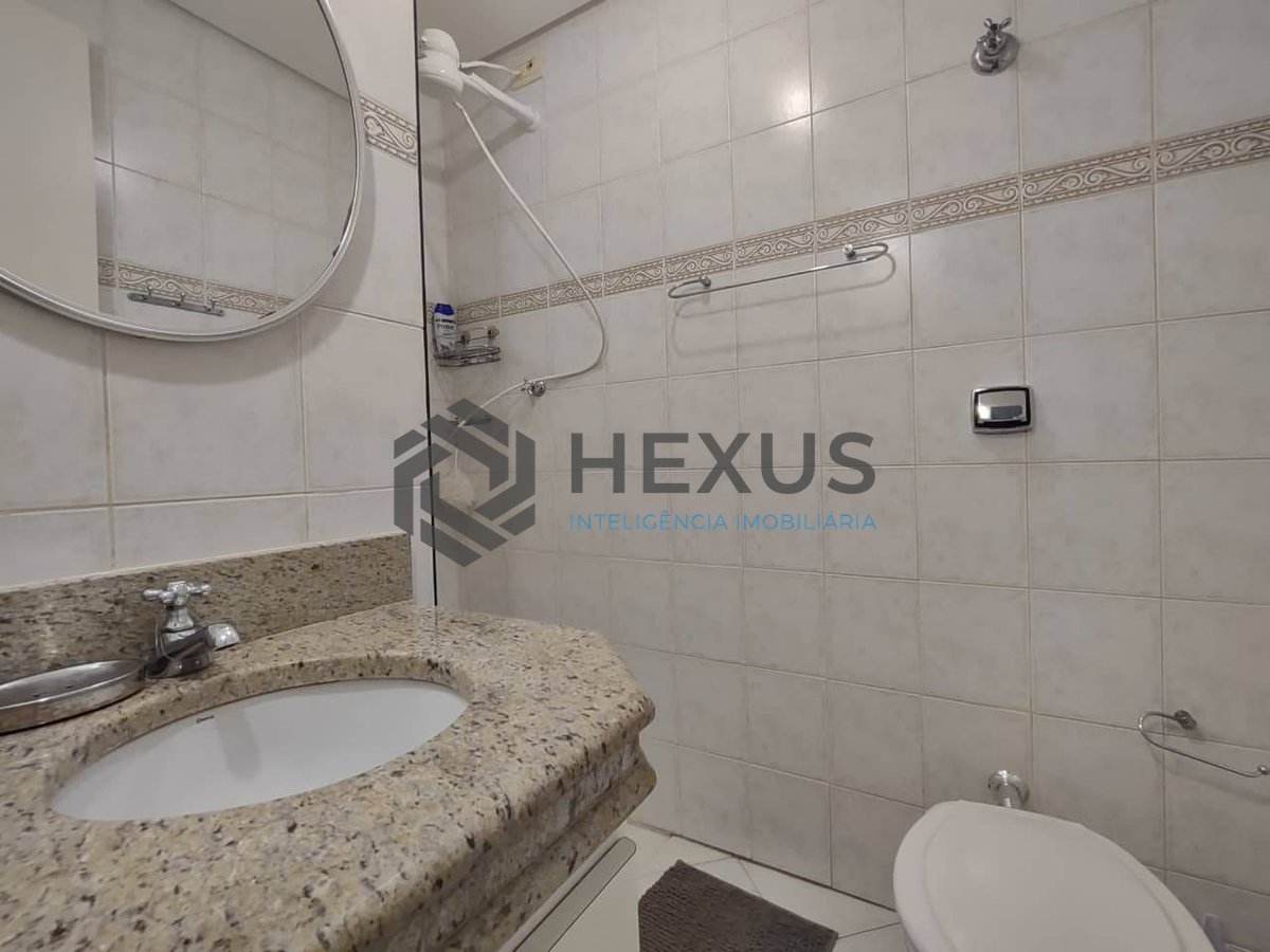 Foto 5 de Apartamento reformado com varanda e lazer na Praia da Enseada, Guaruja