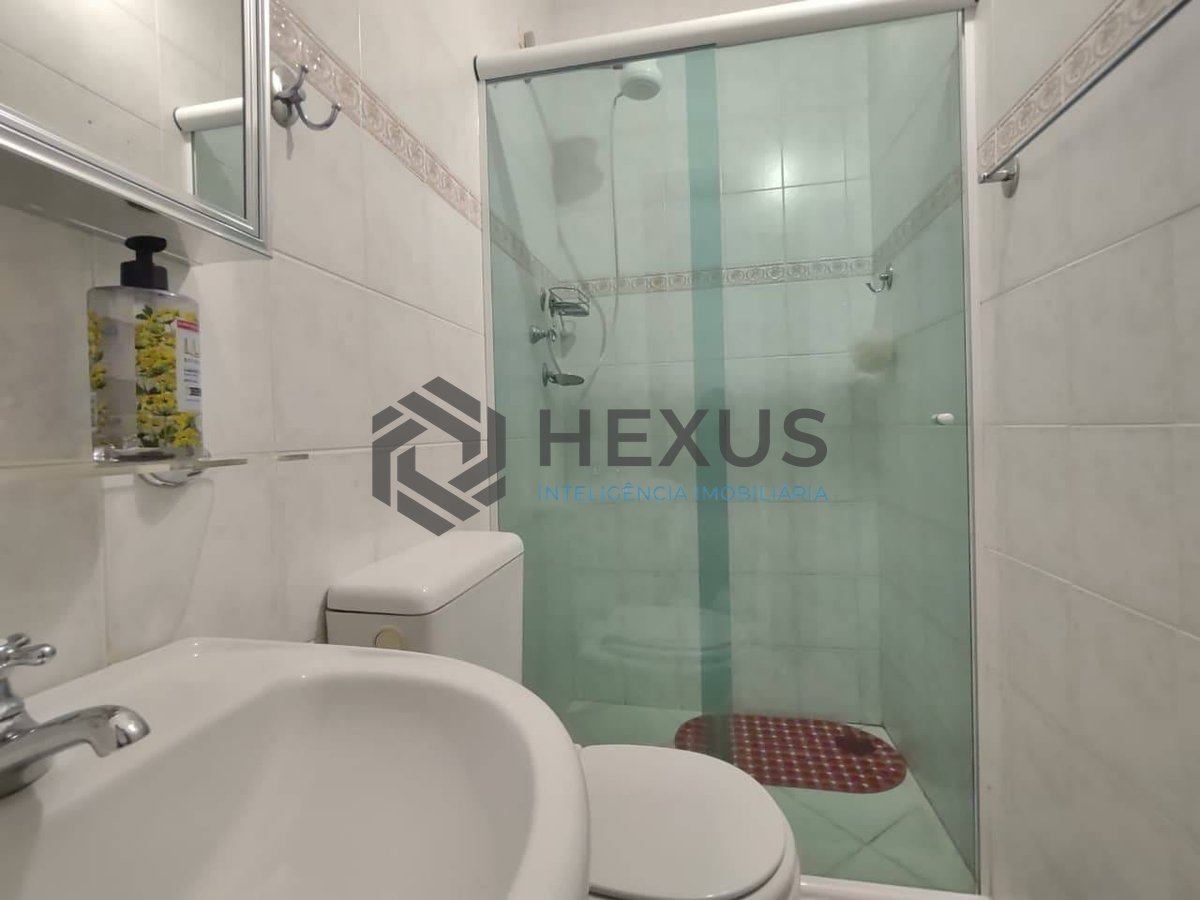 Foto 10 de Apartamento reformado com varanda e lazer na Praia da Enseada, Guaruja