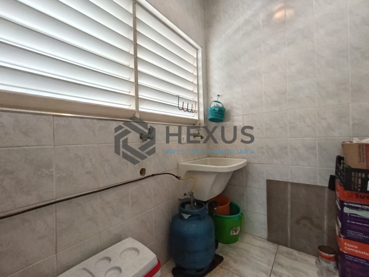 Foto 12 de Apartamento reformado com varanda na Praia da Enseada, Guaruja