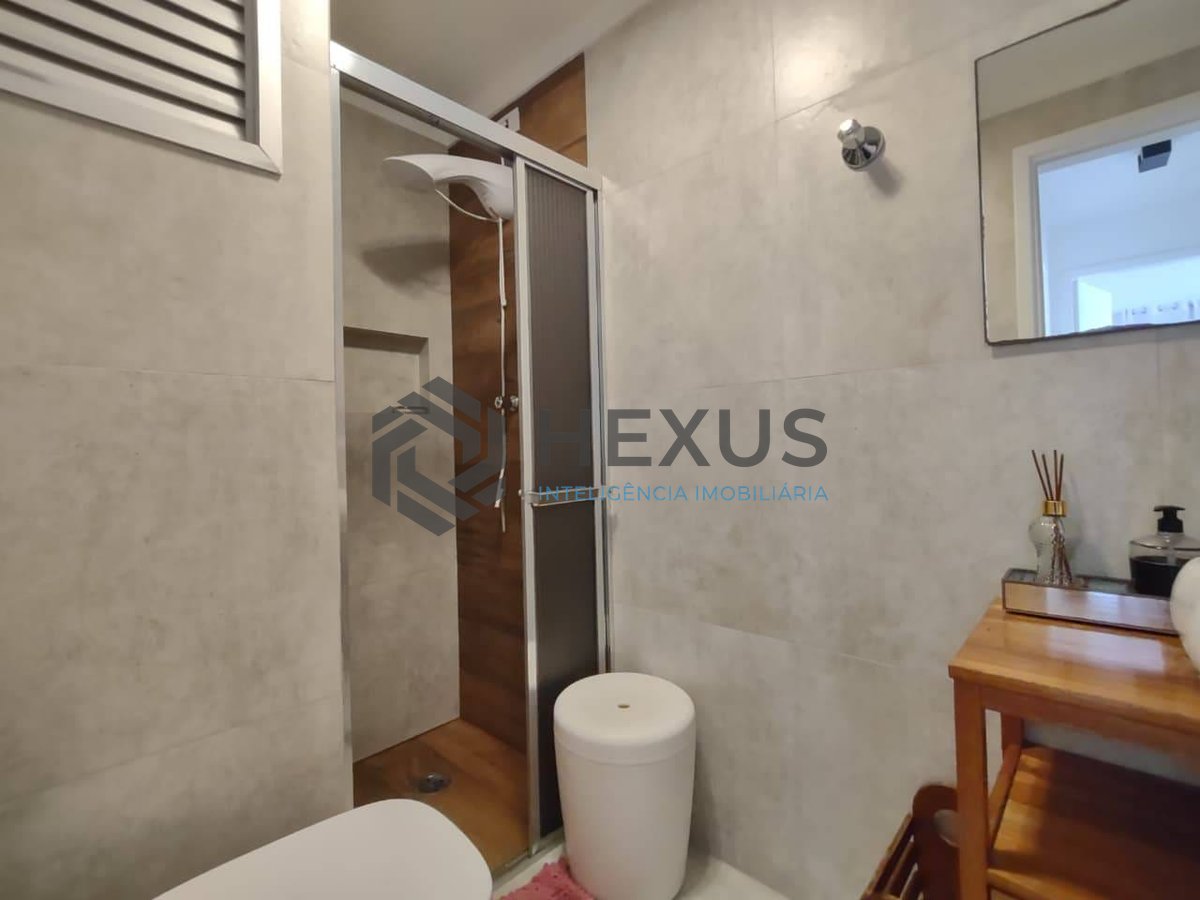 Foto 5 de Apartamento reformado com varanda na Praia da Enseada, Guaruja