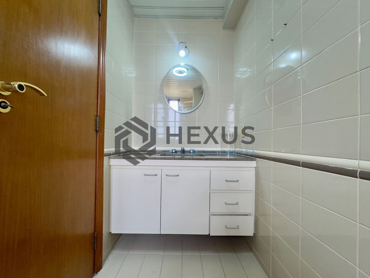 Foto 10 de Apartamento com varanda vista mar e lazer a 2 quadras da praia na região da Vila Maia nas Pitangueiras, Guarujá