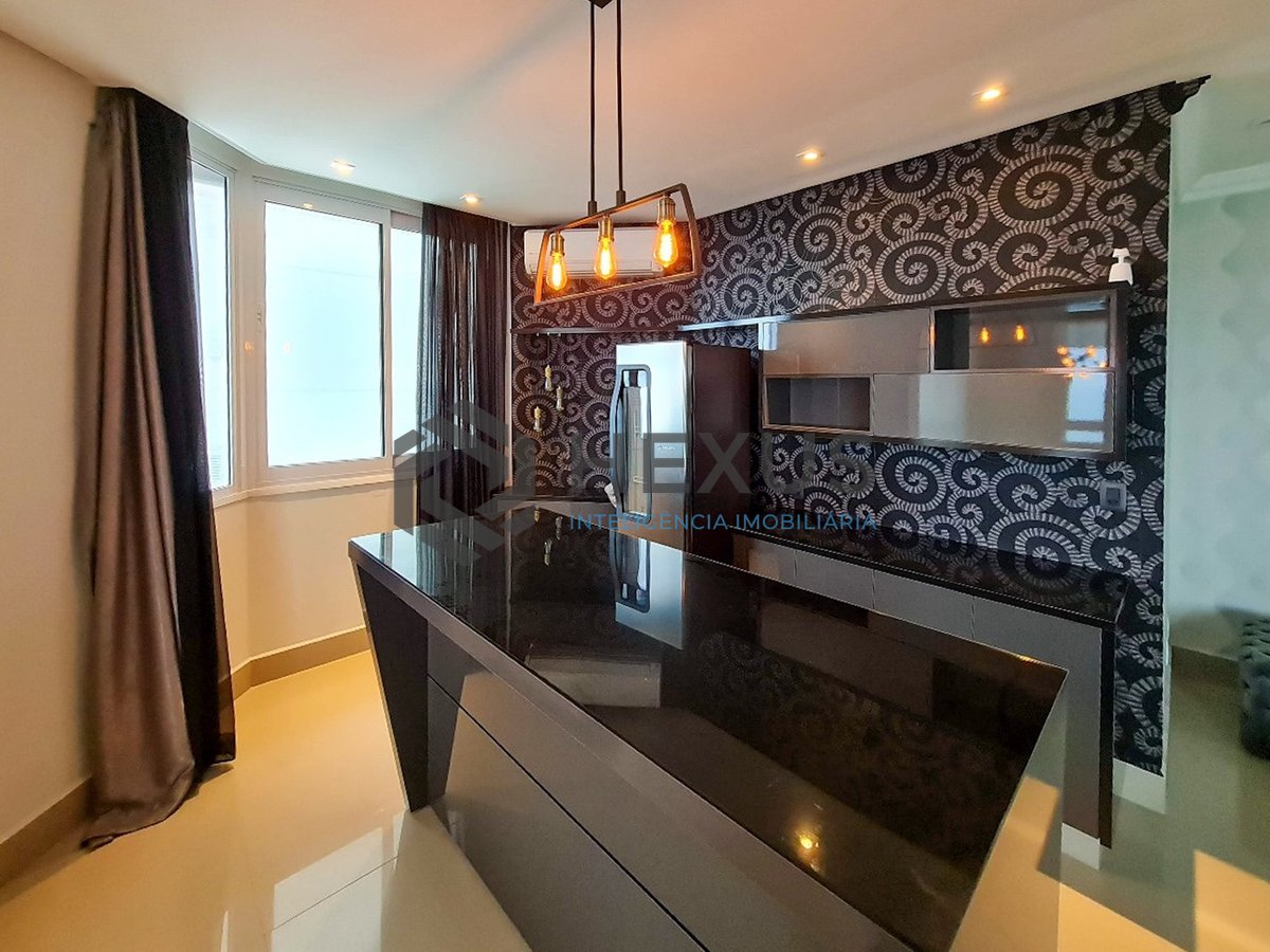 Foto 12 de Apartamento reformado frente mar com varanda gourmet e lazer na Praia das Pitangueiras, Guaruja