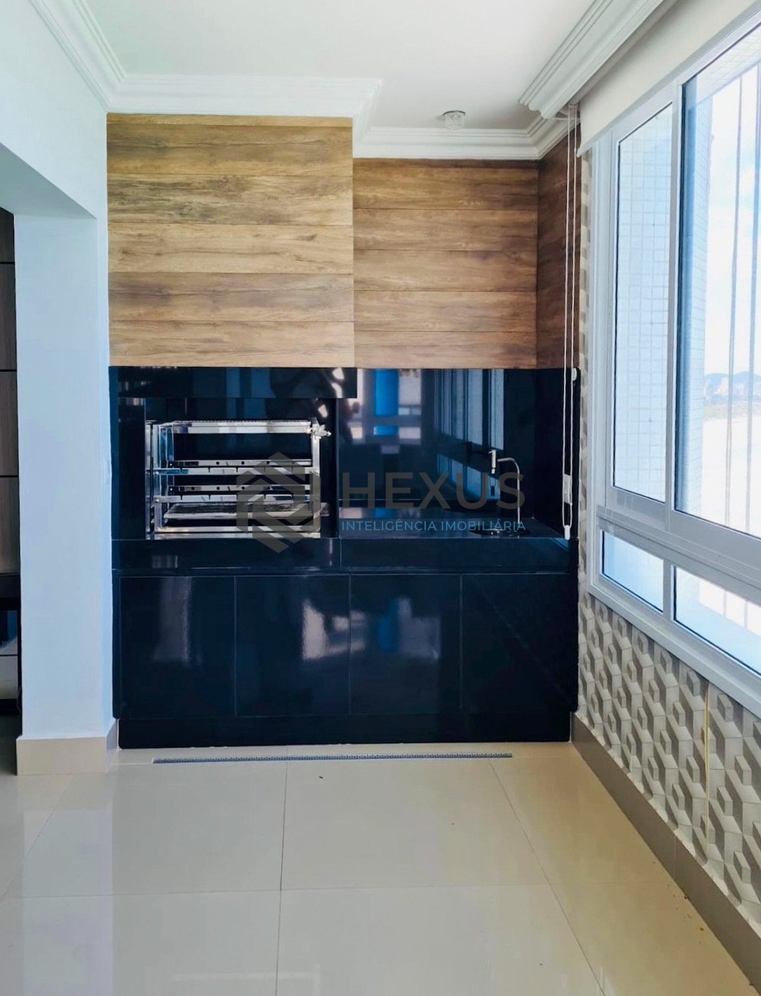 Foto 16 de Apartamento reformado frente mar com varanda gourmet e lazer na Praia das Pitangueiras, Guaruja