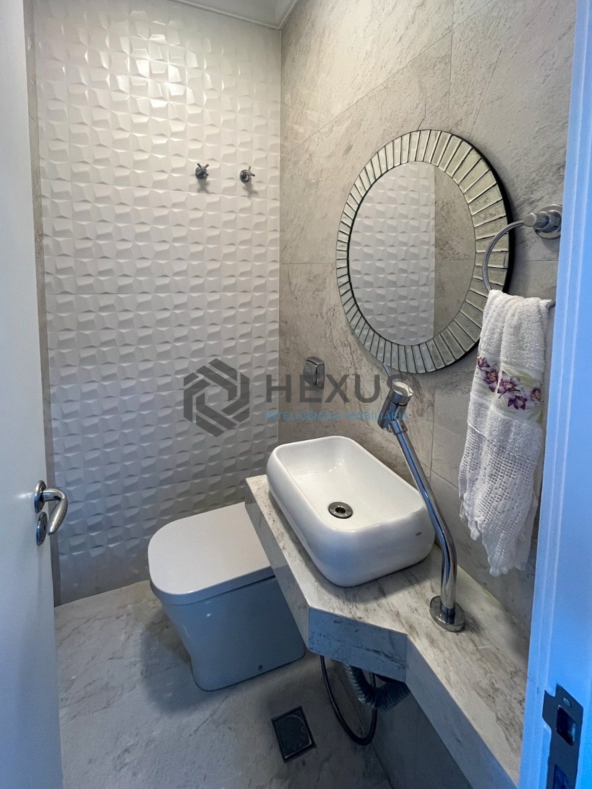 Foto 17 de Apartamento reformado frente mar com varanda gourmet e lazer na Praia das Pitangueiras, Guaruja