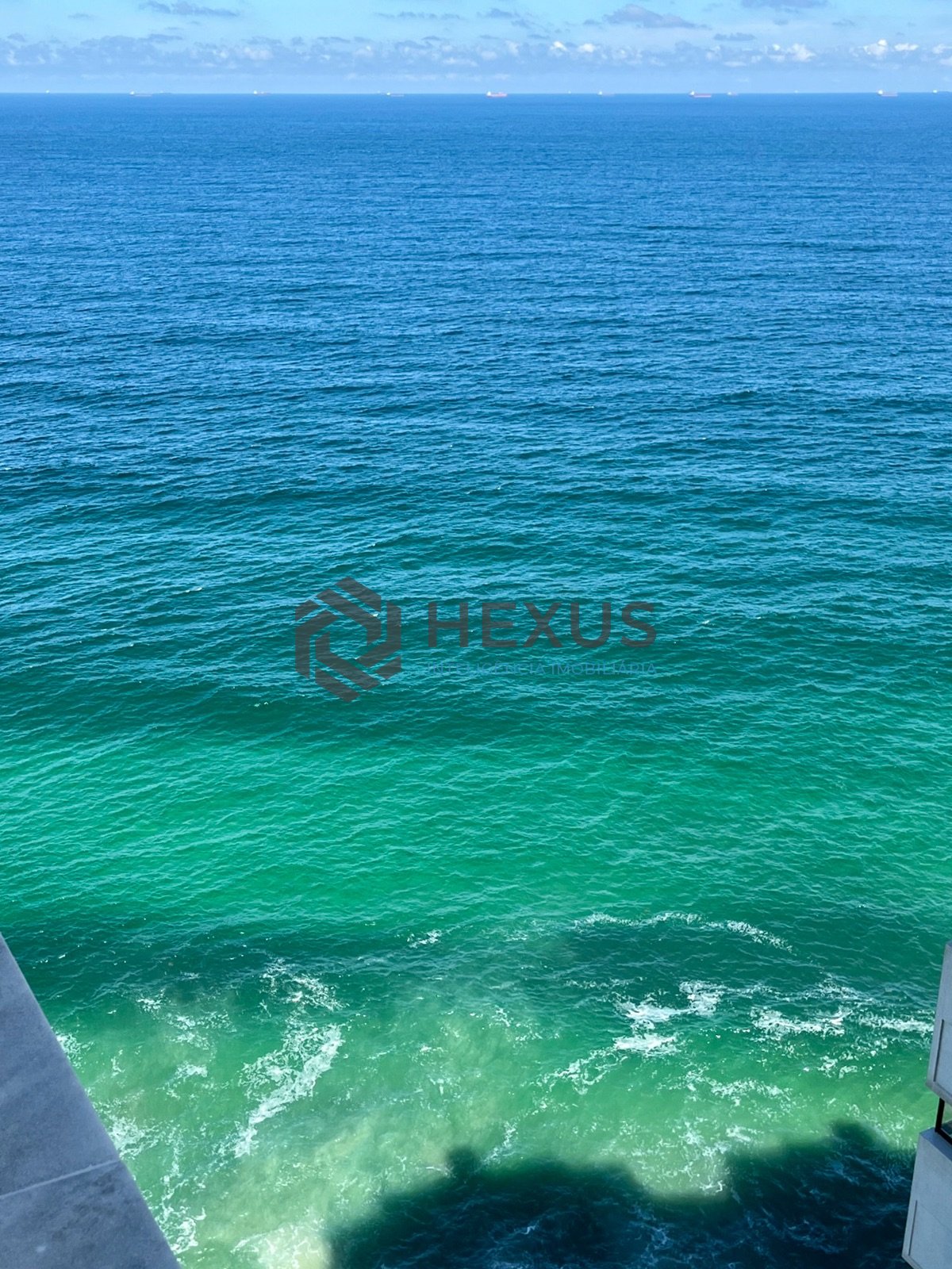 Foto 21 de Apartamento reformado frente mar com varanda gourmet e lazer na Praia das Pitangueiras, Guaruja