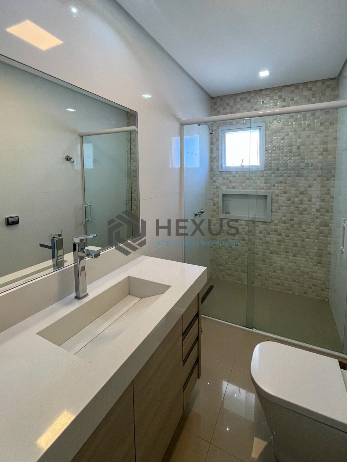 Foto 30 de Apartamento reformado frente mar com varanda gourmet e lazer na Praia das Pitangueiras, Guaruja