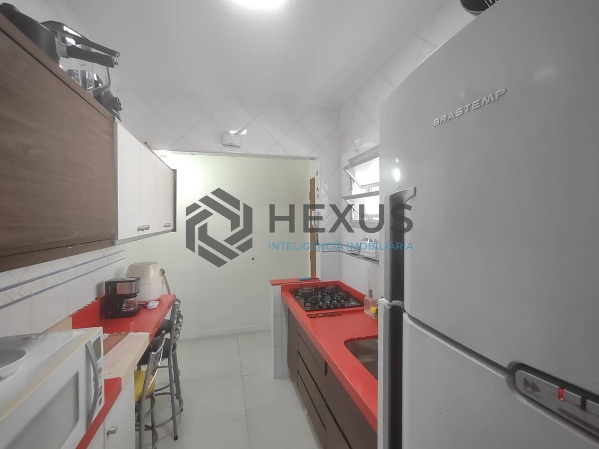 Foto 11 de Apartamento reformado com varanda e lazer na Praia da Enseada, Guaruja