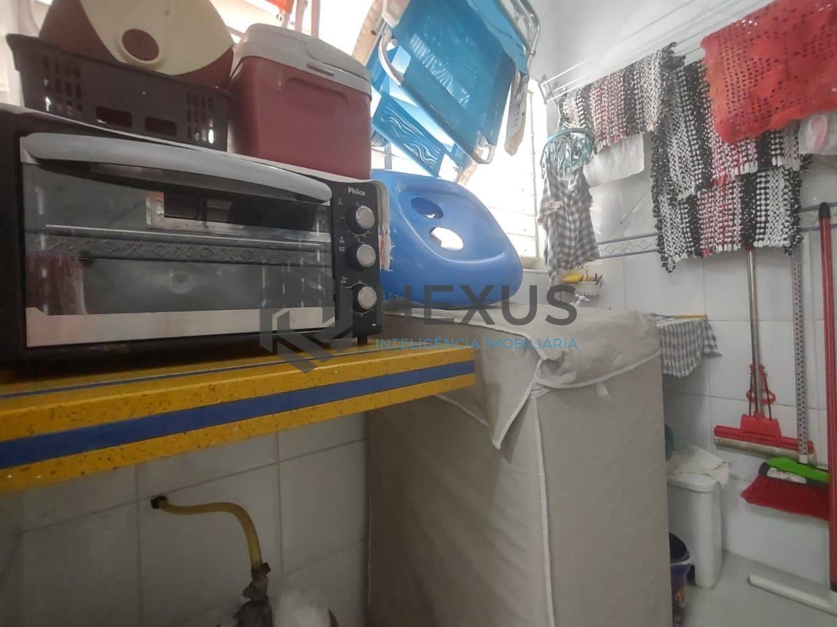 Foto 13 de Apartamento reformado com varanda e lazer na Praia da Enseada, Guaruja