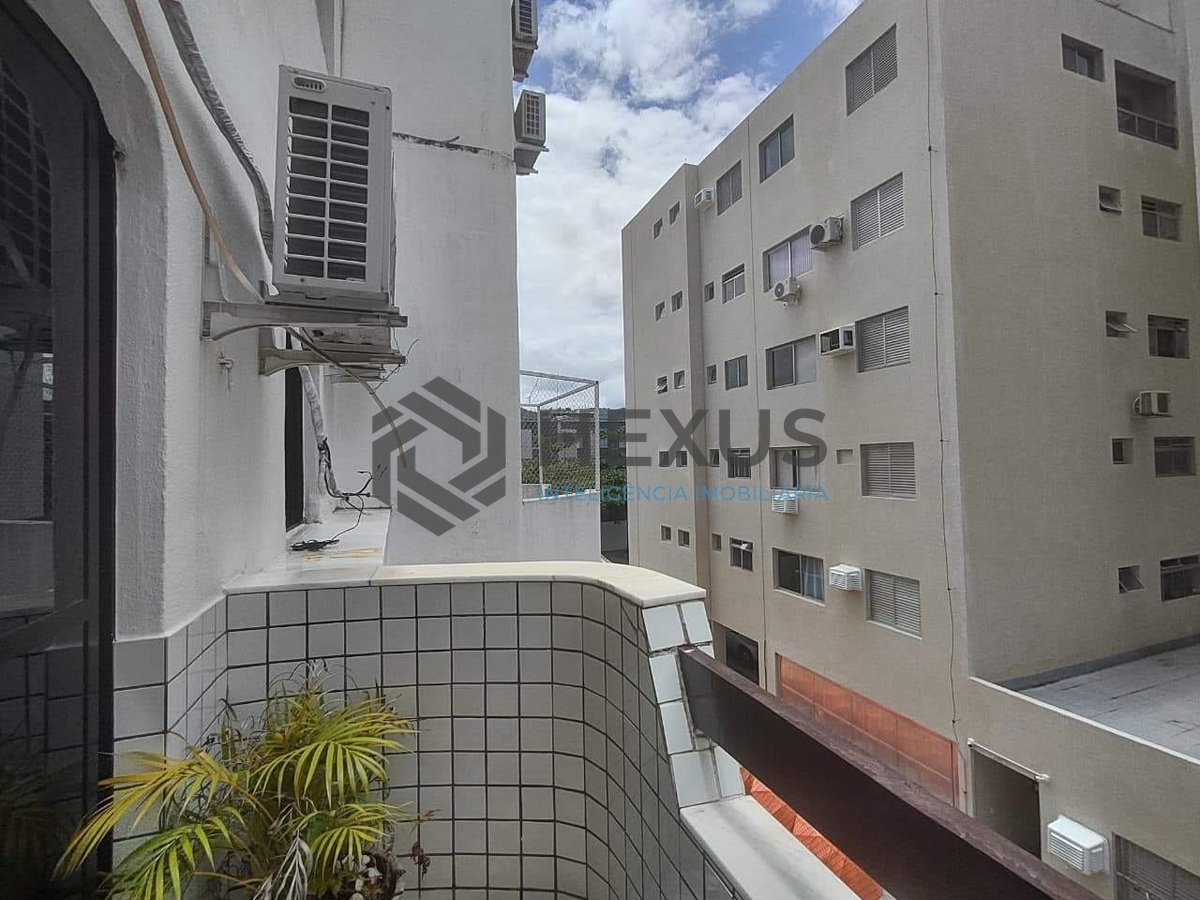 Foto 5 de Apartamento reformado com varanda e lazer na Praia da Enseada, Guaruja